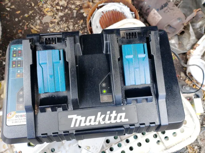 Carregador de bateria duplo da Makita. 220 v 