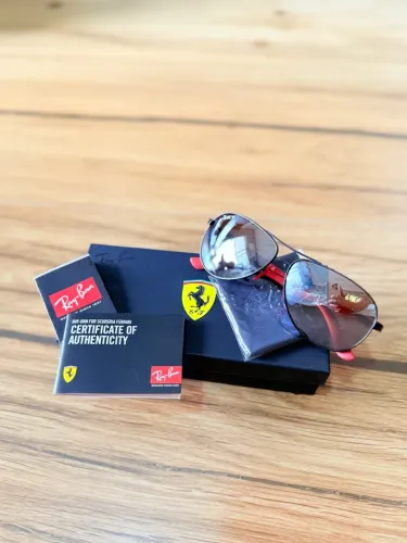 Óculos de Sol NOVO Ray-Ban Scuderia Ferrari - Autêntico
