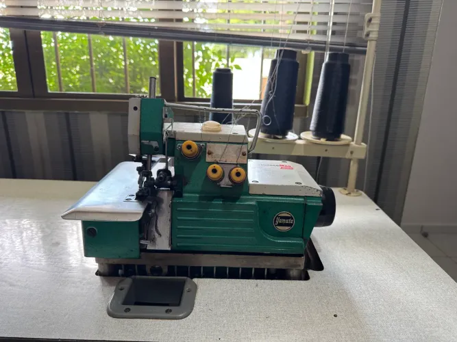 Máquina Costura Overlock Yamata