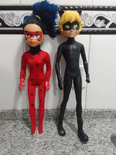 Bonecos Miraculous Ladybug e Cat Noir  - 55 cm.