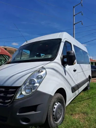 Aluga-se Van Confortável 