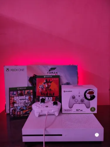 Xbox one s 2 jogos (negociável)