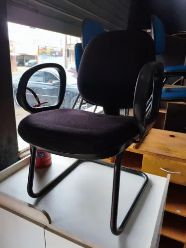 Cadeira executiva fixa. Usada