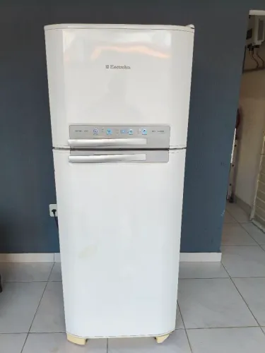 Geladeira Electrolux grande, funciona tudo perfeitamente 