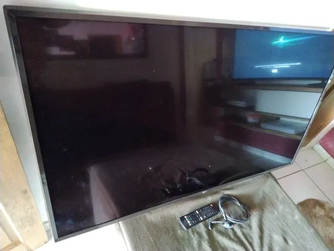 DUAS TVS.TV LG 49"4K PARA REPARO OU RETIRADA DE PEÇAS/AOC 32 LCD FUNCIONA PARCIALMENTE