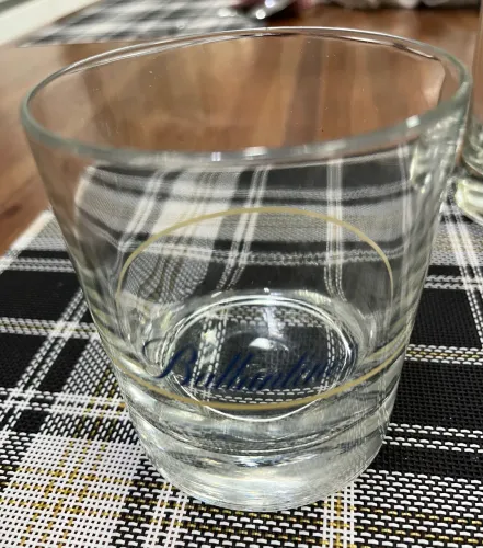 Copos de vidro para whisky com logo Ballantine?s e William Lawson?s