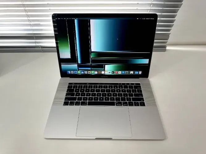 MACBOOK PRO CINZA, 32 GB, 1 TB, CORE i9, 15.4 POLEGADAS, TOUCH BAR E IMPRESSÃO DIGITAL