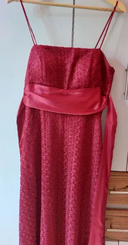 Vestido de festa longo rendado cor vinho