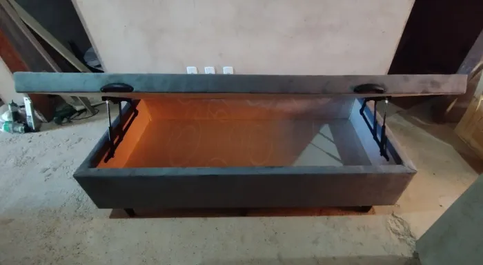 Baú cama estofado com abertura hidráulica