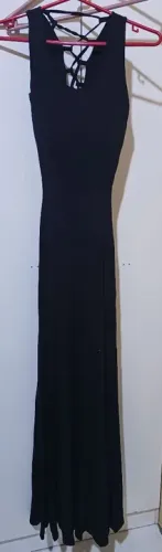 Vestido Longo Preto com Detalhe de Amarração nas Costas usado em perfeito estado.