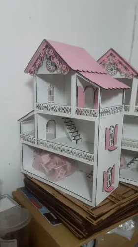 Casinha de boneca artesanal com detalhes em rosa