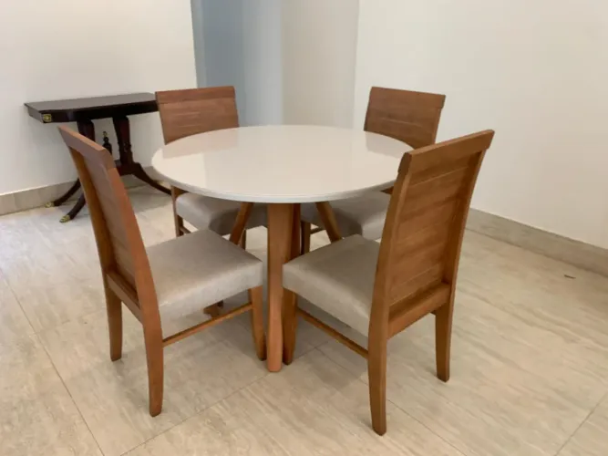 Mesa de madeira maciça a pronta entrega nova