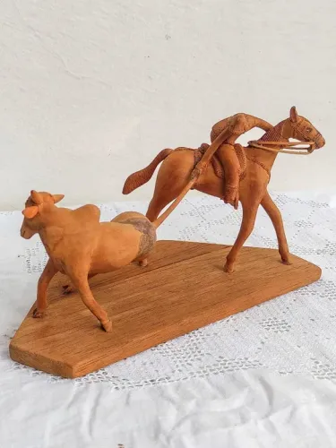 Escultura em madeira - Pega de boi / vaquejada - Ramiro Barboza