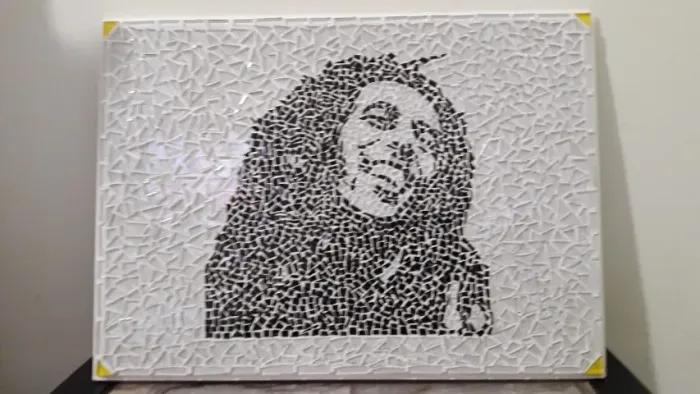 Quadro artesanal em mosaico, com o rosto de Bob Marley. 