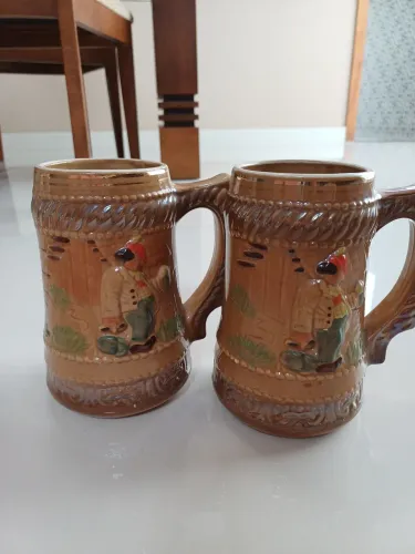 PORCELANA PINTADA A MÄO .Canecas de Chopp do ano 1972. Jaguari-RS. Lote c 2. Antiguidade