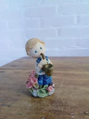 bibelô vintage em resina músico instrumento musical antigo Antiquario decoração casa mini