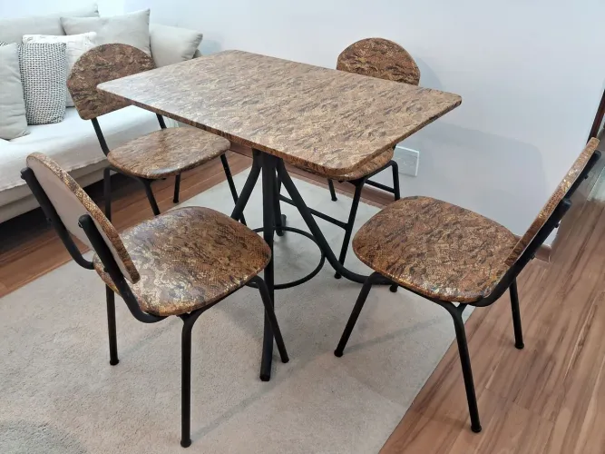 Mesa de madeira com 4 cadeiras (2 meses de uso)