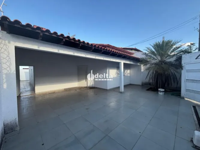 Casa residencial disponível para venda no bairro Cidade Jardim em Uberlândia-MG