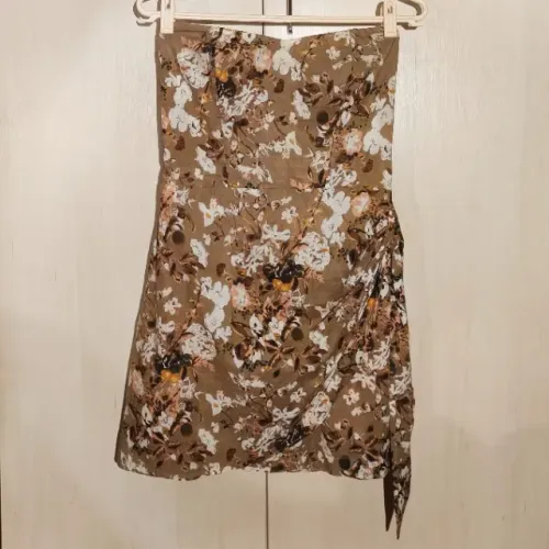 Vestido curto evasê tomara-que-caia marrom claro florido com saia cruzada e faixa Lilikos