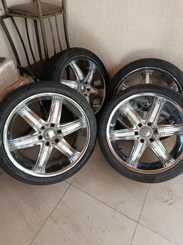 Vendo jogo de pneus aro 22 para caminhonete