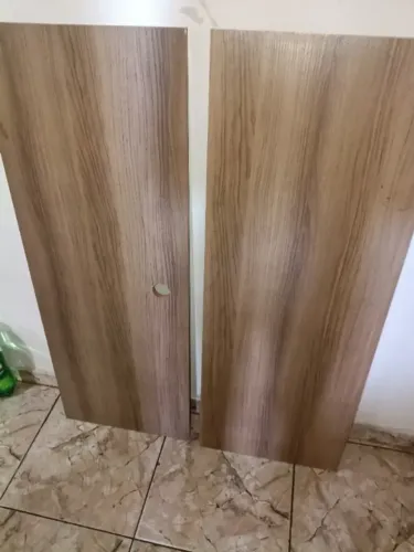 duas tábuas para prateleiras.