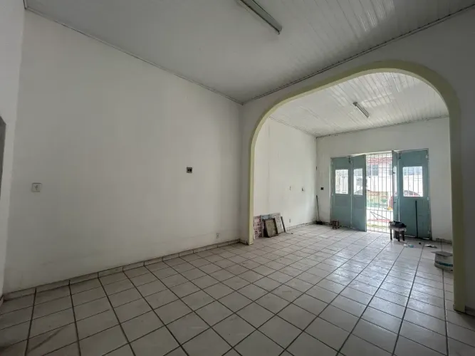 Casa comercial documentada na 16 de Novembro com 435 m² de terreno.