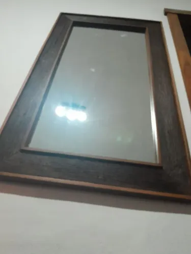 ESPELHO NOVO COM MADEIRA DE DEMOLIÇÃO (ITAÚBA). MEDINDO 120 CM POR 70 CM. R$450,00.