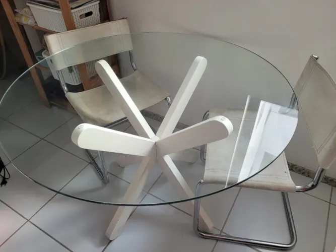 Mesa de vidro base de madeira branca