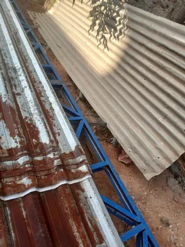 Telhas de zinco e tesouras