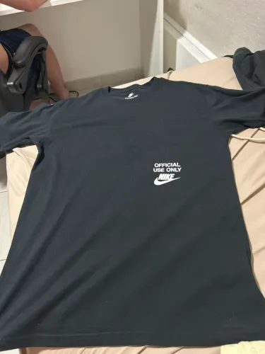 Camisa Nike original preta comprada por 130 reais , na authentic feat