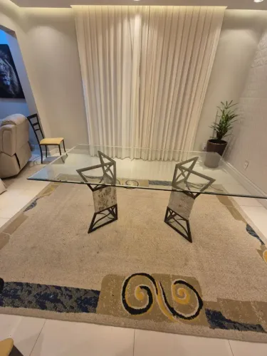 Mesa de jantar, tampo de vidro temperado e base de aço com mármore travertino