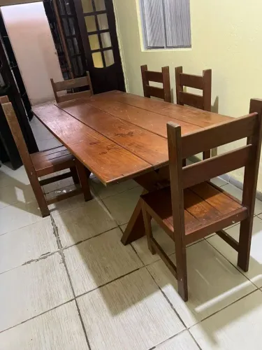 Mesa com 8 cadeiras (de madeira)