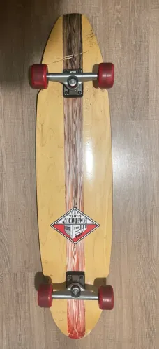 Longboard Bomb Factory Skate Co. completo, com rodas originais Bomb Factory Slicks 72mm.