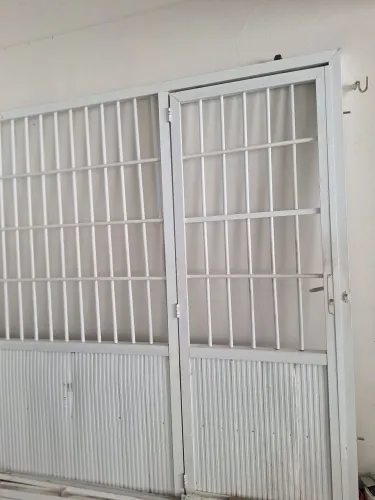 Portão de alumínio branco