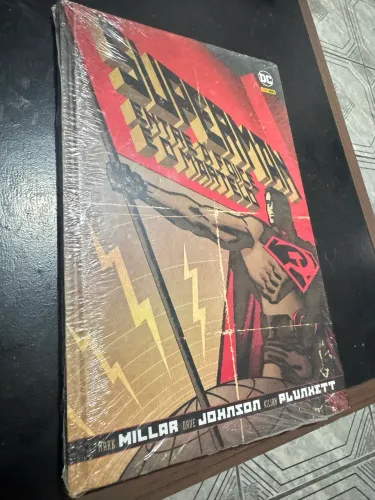 HQ Superman entre a foice e martelo Capa dura Lacrada