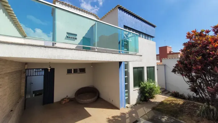 Casa com 271 m²,  04 quartos, 2 suites, piscina aquecida, Habite-se, bairro Camargos - BH 
