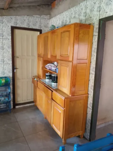 Vendo armário em madeira ele e feito em 2 partes que se separa