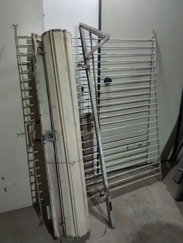 Janela comercial de rolo 120x130cm c/ pega ladrão