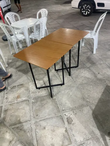 Mesas de madeira com pé galvanizado