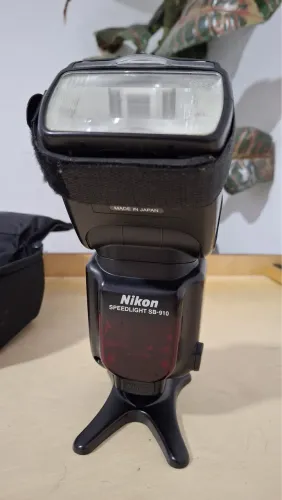 Flash Nikon Speedlight SB-910 com case, suporte, e todos os acessórios.