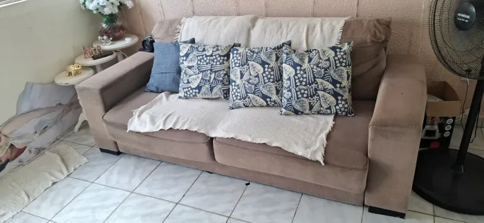 Sofá  três lugares