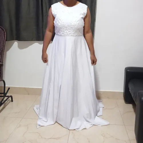 2 vestidos de casamento, usados 1 vez, e um salto n° 37. 500.00R$ tudo