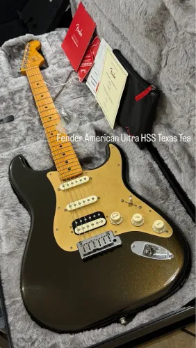 Guitarra Fender American Ultra HSS Stratocaster