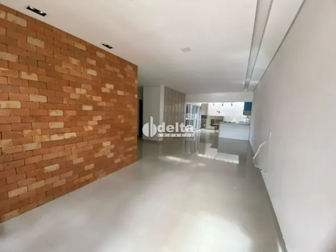 Casa em condomínio disponível para locação no bairro Laranjeiras em Uberlândia-MG.