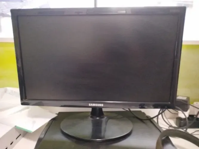 Monitor Samsung LED 18.5" S19D300HY com HDMI + Fonte Bivolt