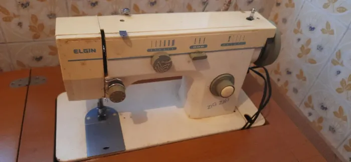 Máquina costura elgin zig zag com gabinete. (Não funciona)