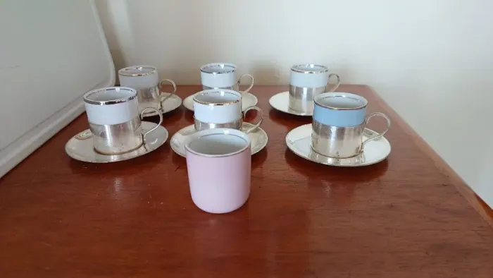 Jogo de Xicaras e pires para Café Antigo em ceramica e Prata
