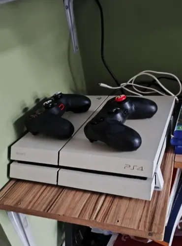 Ps4 FAT 500 GB Branco Raridade com 2 controles Super conservado 