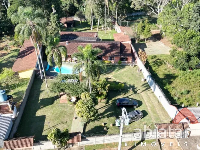 Chácara à venda em Embu-Guaçu/SP - 2.400m² de terreno - piscina e casas de hóspedes