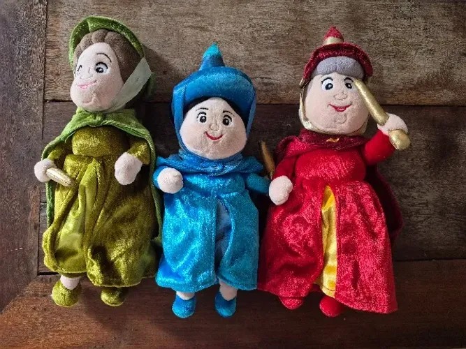 Conjunto de pelúcias das fadas Flora, Fauna e Primavera do filme A Bela Adormecida Disney